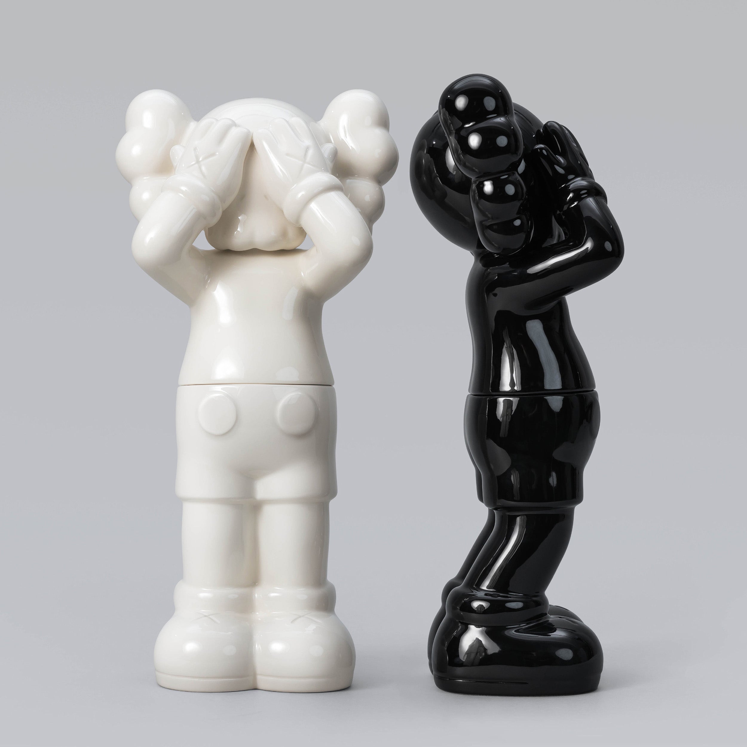 KAWS:HOLIDAY UK - Containers (Limited 1000 Sets) – DDTStore