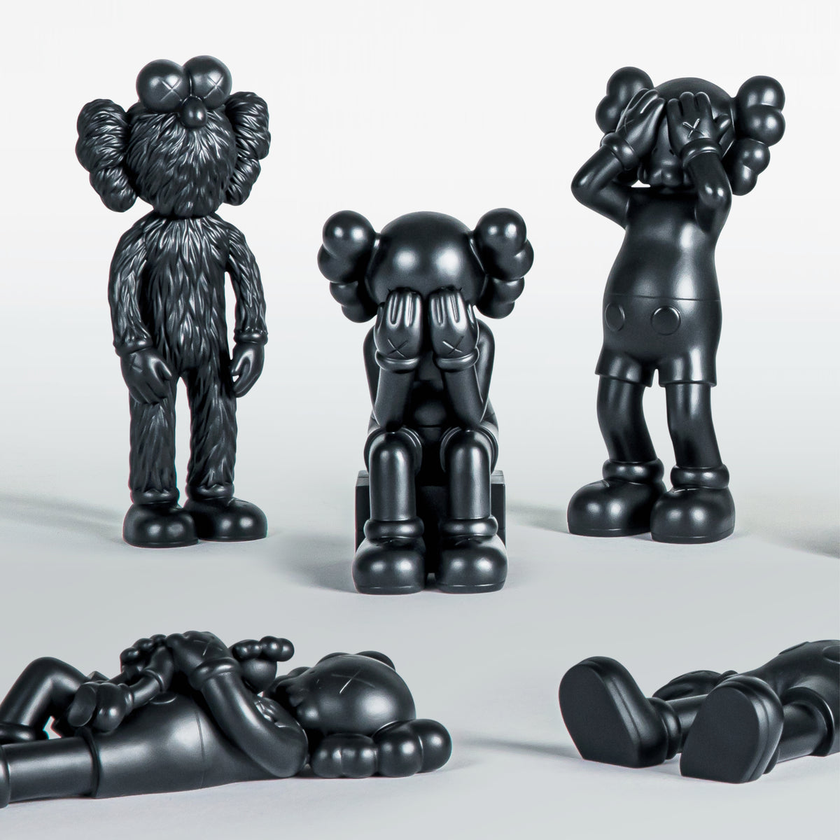 新品 KAWS ACCOMPLICE PLUSH フィギュア DDT ぬいぐるみ KAWS-Drops-Exclusive-
